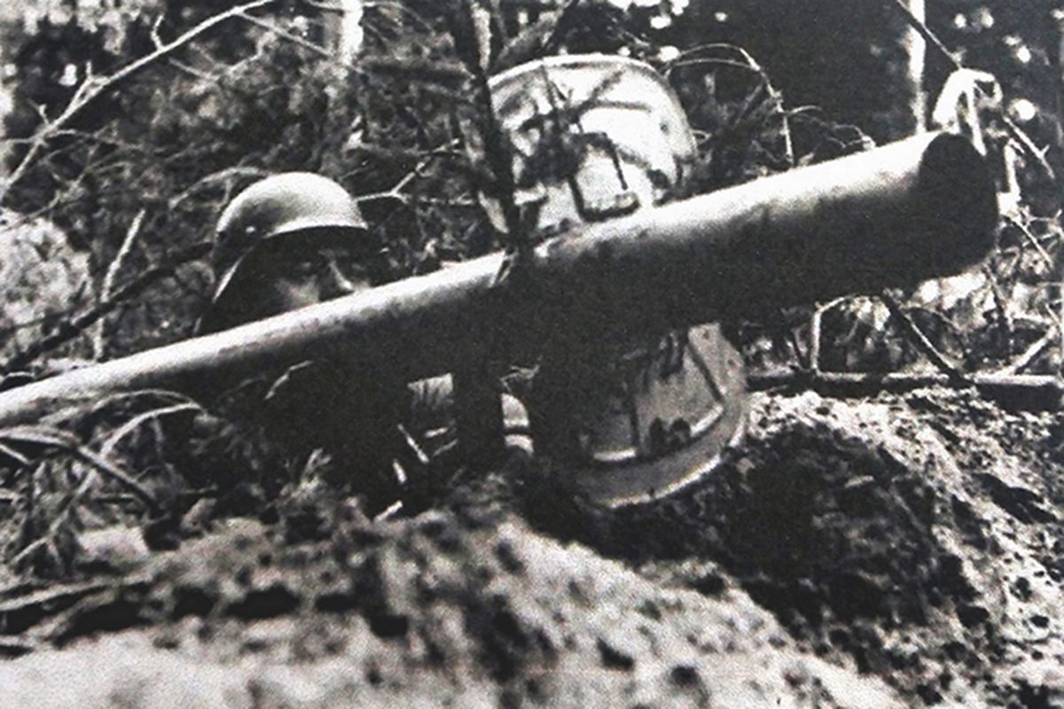 1944年西线战场法国诺曼底地区,一名手持RPzB 54型「坦克杀手」反坦克火箭筒的德军士兵隐藏在树丛中,准备攻击进攻的盟军坦克。注:在1943年末,便携式「坦克杀手」反坦克火箭筒已广泛装备给德军的团属反坦克连,由此大大提高了德国步兵对敌军坦克的攻击能力,当然,最终这也无法抵挡二战后期苏军与盟军坦克集群的猛烈进攻。
