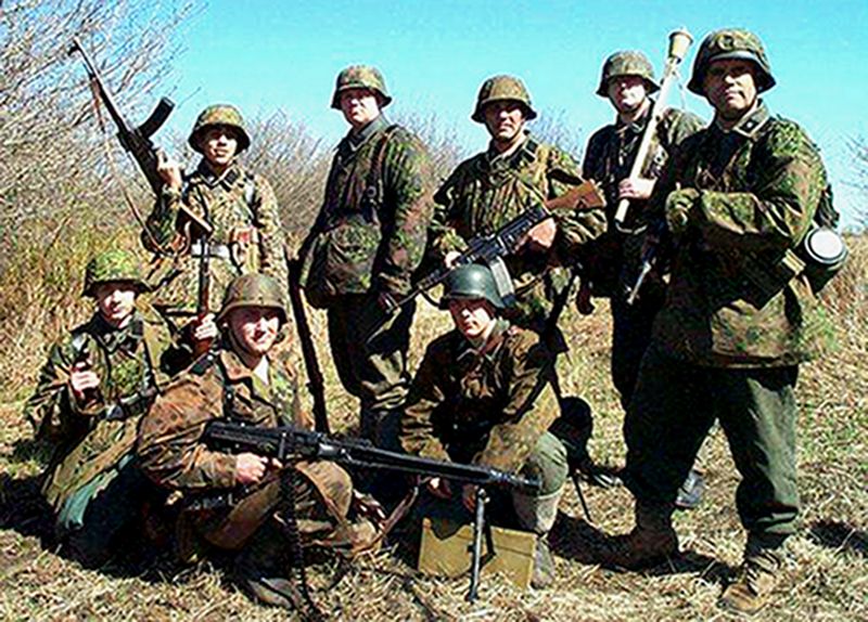 一个包含了StG44突击步枪、MG42机枪、以及「铁拳」反坦克榴弹发射器的德军突击班士兵合影。