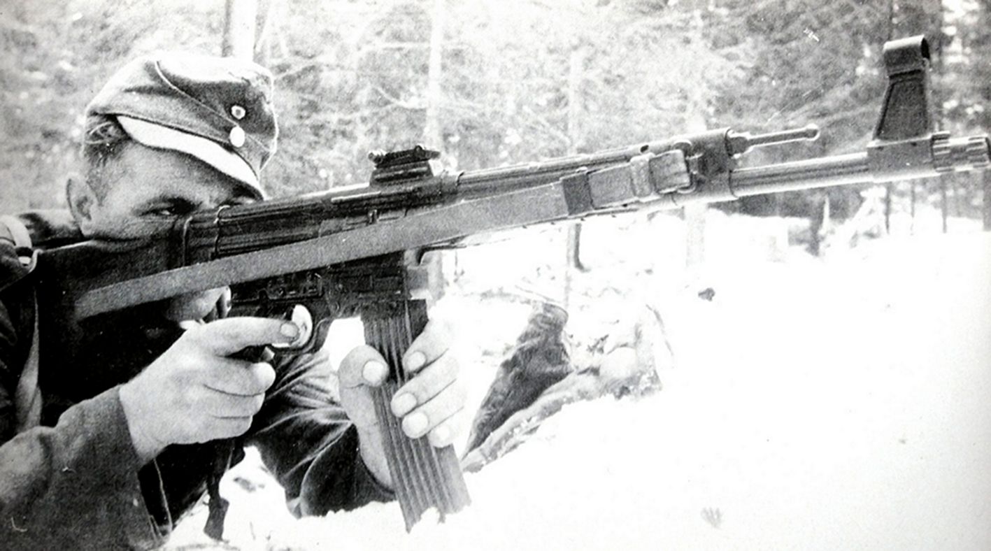1944年初,一名德军士兵伏在雪地中持Mkb42型自动卡宾枪准备射击。注:Mkb42型自动卡宾枪可以说是StG44型突击步枪的原型枪,它在1942年11月开始限量生产,一共生产了11800多支,该枪性能已超越德军其它步枪,只是当时未能得到希特勒的支持而不能大量生产。