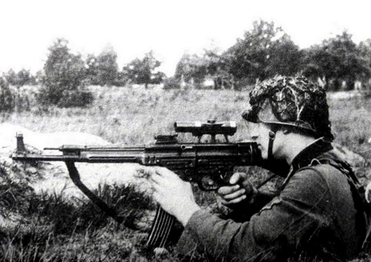 1943年,在德国本土射击场,一名德军士兵手持带瞄准镜的MP43型冲锋枪作射击演示。注:MP43型冲锋枪可以说是Mkb42型自动卡宾枪的改版,主要是将枪口前部进行了改进以能安装榴弹发射器,其改名为冲锋枪是根据希特勒的授意。该型枪在1943年9月开始生产,至1944年一共生产了22900多支。