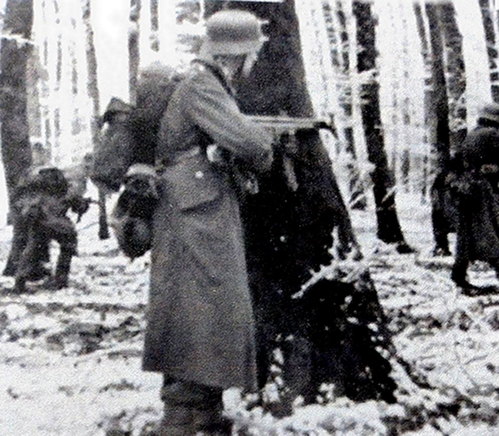 1944年12月,在莱茵河畔瓦赫特行动期间,手持StG44突击步枪的德国步兵在阿登地区的森林中,以大树作掩护向盟军攻击前进。