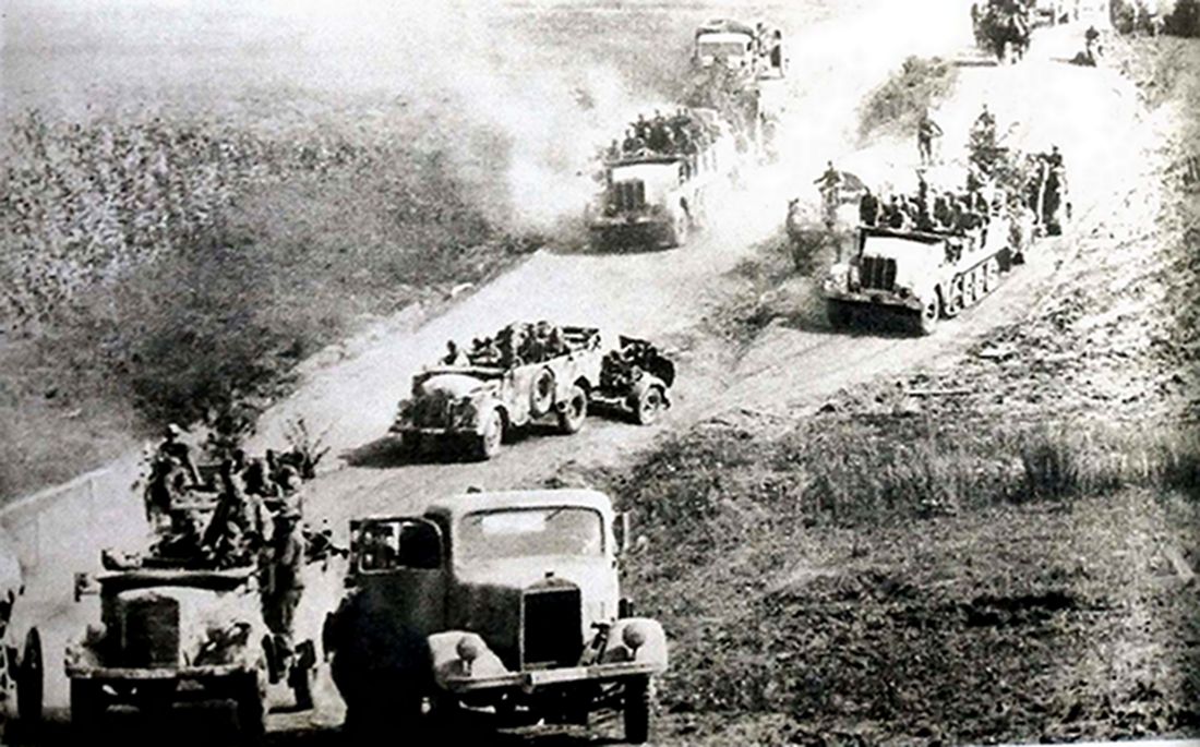 1943年7月，东线苏联战场，一支不明单位的德军火炮部队正向前线开进。车队中包括奔驰L3000A中型军用卡车，拖着Flak 38型20毫米口径火炮的奔驰1500轻型防空车，以及奔驰L1500运兵车。注：奔驰L1500轻型卡车自重约2.6吨，有效载荷为1.41吨，时速为84公里，满载油量70升时，公路最大行程为370公里（越野最大行程为230公里）。