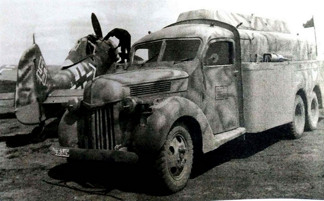 1944年，东线苏联战场一战地机场，一架用奔驰3000A军用卡车改装的飞机燃料油罐车正在为一架德空军JG 54飞机加油。
