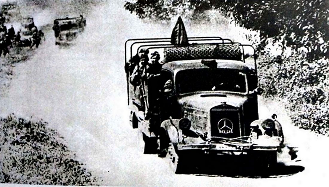 1942年秋天，东线苏联战场，一队奔驰L3000S中型军用卡车正运送德国武装党卫军第7「欧根亲王」志愿山地师的部队赶赴前线。