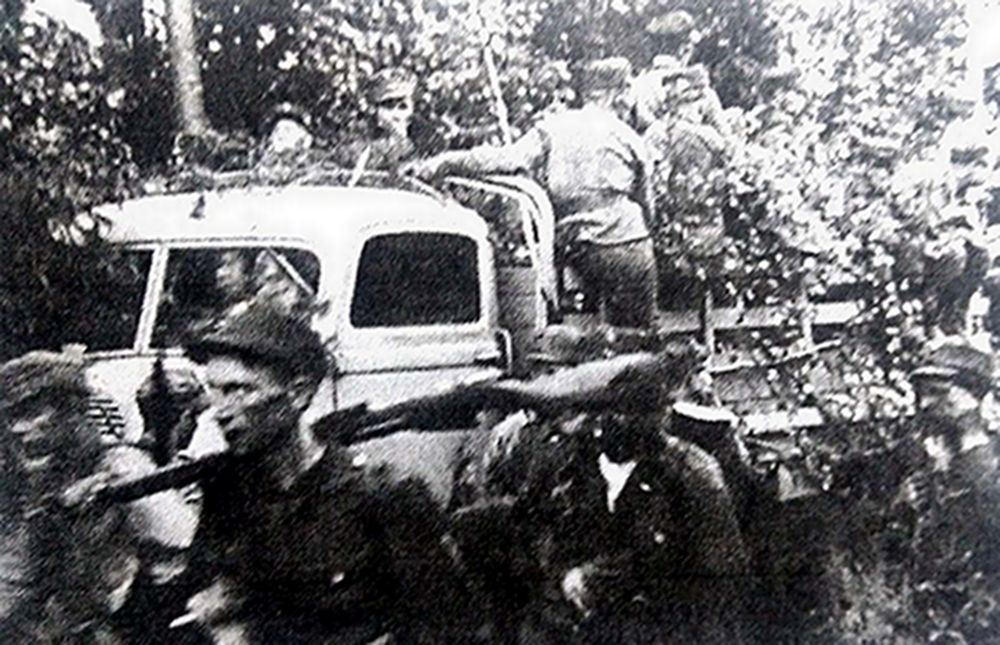 1943年7月，东线苏联战场，与芬兰接壤的卡累利亚地区，与部队一起向前线进发的一辆福特V3000S中型军用卡车。