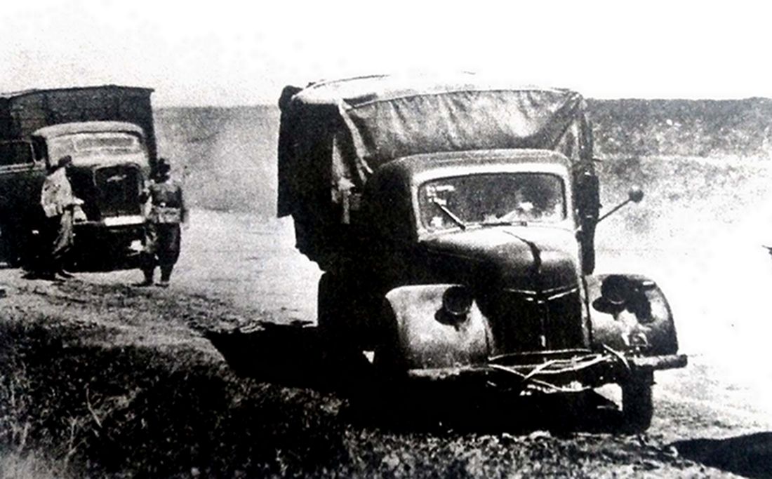 1943年7月，东线苏联战场库尔斯克地区，一队向前线补给物资的德军车队正在途中休息，前面一辆是福特V3000S中型军用卡车。