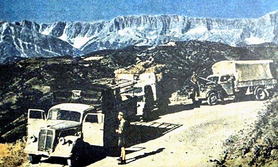 1943年,行进在巴尔干半岛希腊山区的一队德军中型军用卡车在途中休息,前面一辆是欧宝闪电军用卡车,最后面一辆是福特G917T军用卡车。