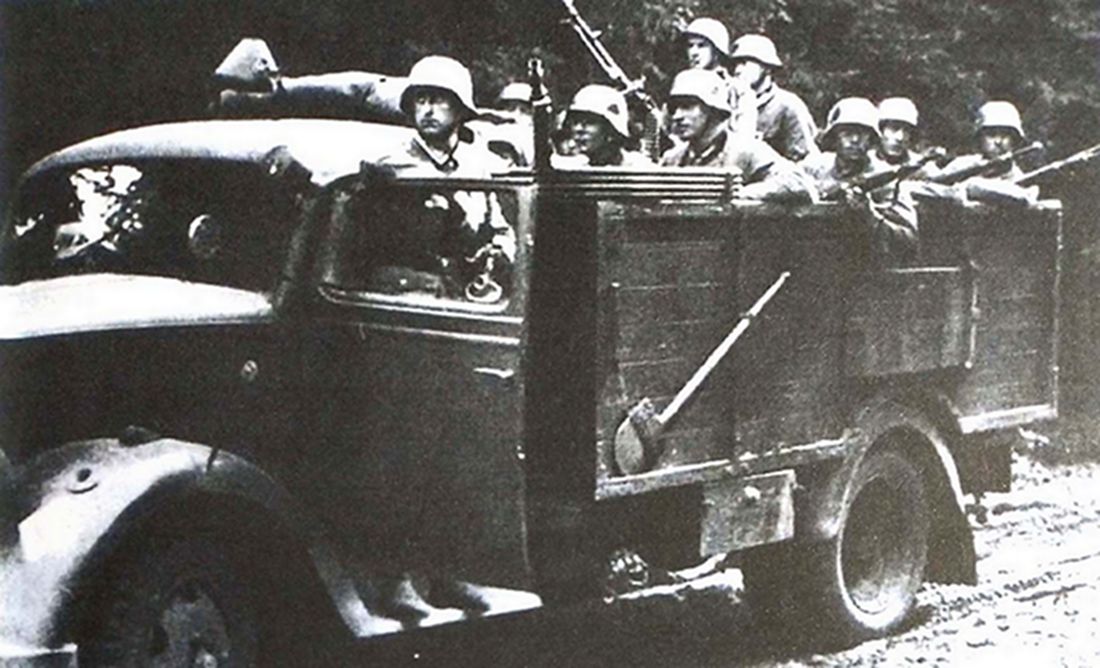 1939年9月,波兰地区,一辆欧宝闪电3.6-36S(4X2)军用卡车运载一队德军士兵赶往前线参加战斗。