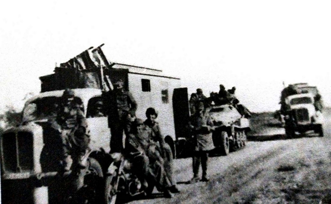 1943年，东线苏联战场，停在公路上的德军第101步兵师一辆用博格沃德 B3000S（4X2）中型军用卡车改装的救护车。