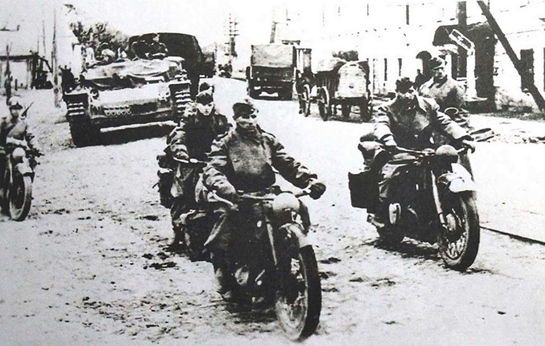 1941年秋天，东线苏联战场，一队传令兵驾驶宝马 R35轻型摩托车和宝马 R12军用摩托车随德军装甲部队一起通过被占领的城市继续向前线行进。