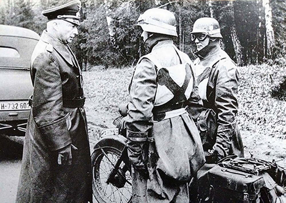 1941年秋天，东线苏联战场，德军冯•克鲁格元帅正在给他的两名传令兵安排任务，该传令兵驾驶的是一辆宝马 R35轻型摩托车。