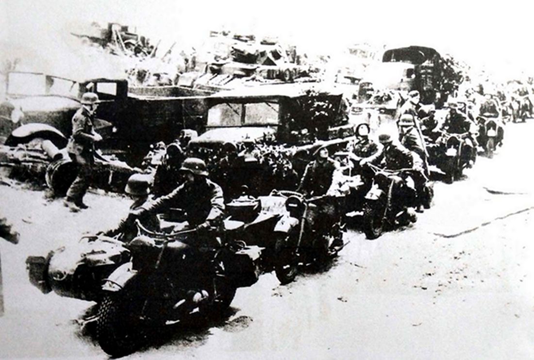 1942年夏天，东线苏联战场，德军第24装甲师第24摩托化营的一支摩托车队正在集结地准备出发，该队配备的都是宝马 R75重型摩托车。