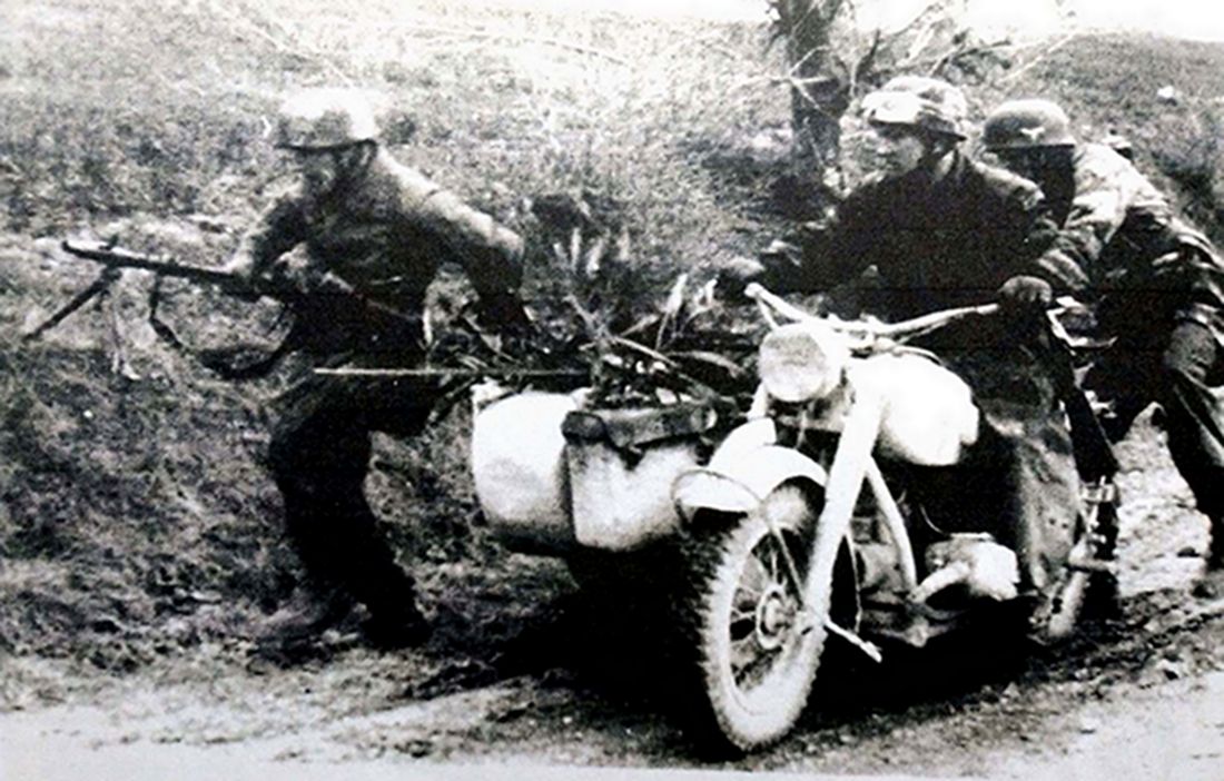 1944年，西线战场意大利，一辆隶属德军第1伞兵师的宝马 R75重型摩托车，车上士兵已跳下车准备投入战斗。