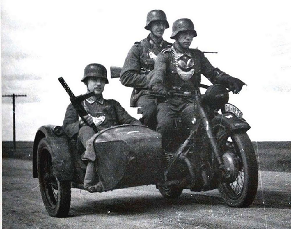 1941年，驾驶着宝马 R12军用摩托车在鲁布兰地区巡逻的德军宪兵队。