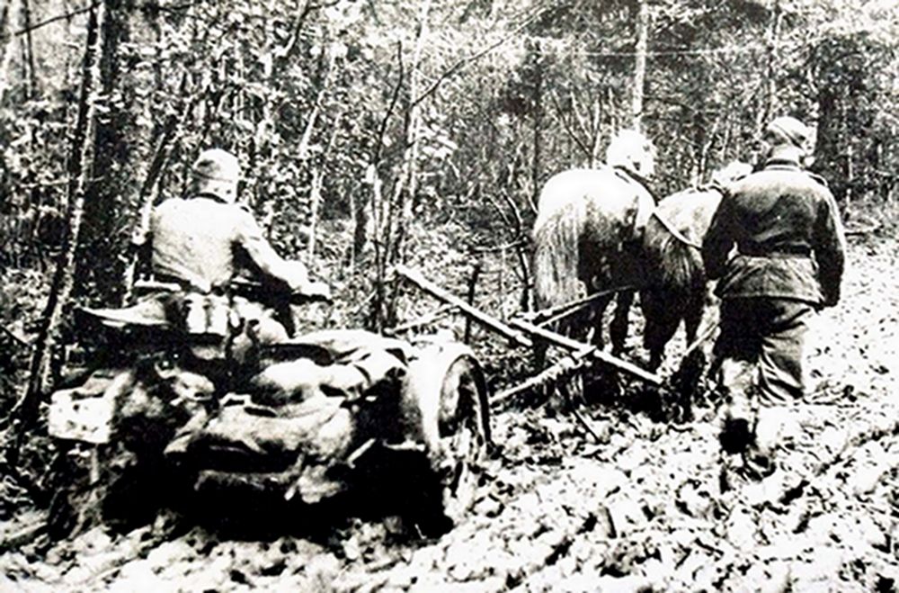 1941年，东线苏联战场，两匹马拖着一辆德军的NSU 501OSL型三轮军用摩托车在泥泞路上行进，由于苏联的大多数道路都是泥土路，因此雨后松软部分的泥土很容易就会变成泥泞，严重阻碍了德军的行进效率。