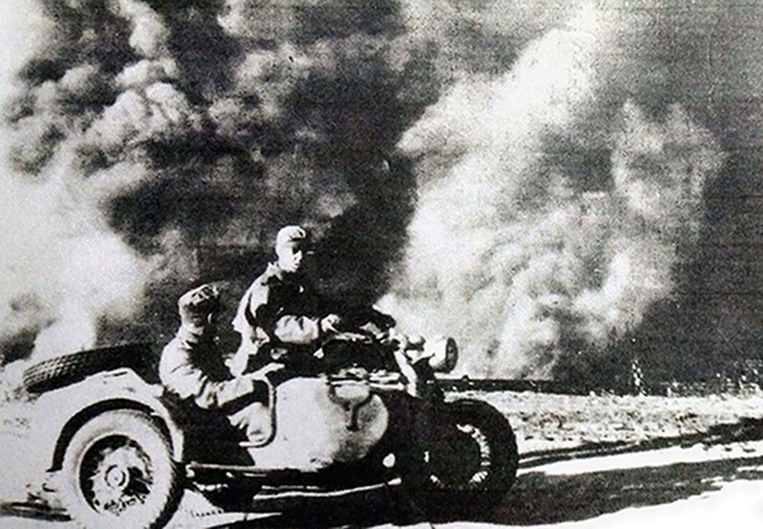 1944年9月，西线战场法国，德军一辆不明单位的春达普KS750型军用重型摩托车正穿过硝烟弥漫的战场，该车没有装备机枪，应该是执行传令、联络任务。