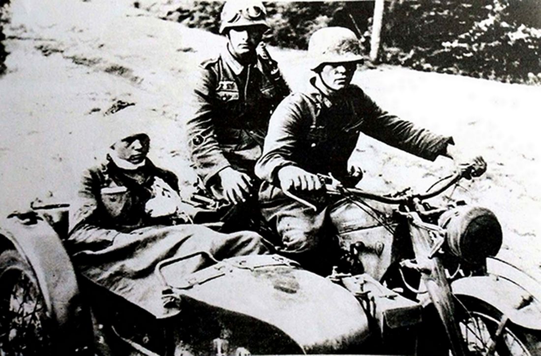 1939年9月，波兰战场，一辆运送伤员离开战场的春达普KS600型三轮军用摩托车。