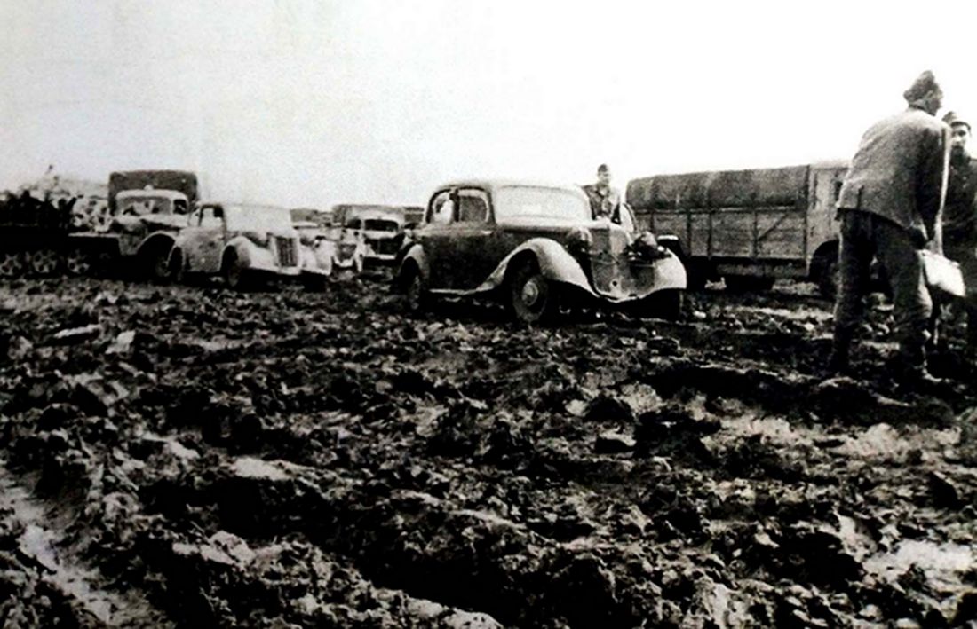 1942年,东线苏联战场斯大林格勒附近,德军车队在泥泞中行进,一些士兵正在为前面一辆奔驰170小车(此车疑似尚未改军用版的170款)铺路。