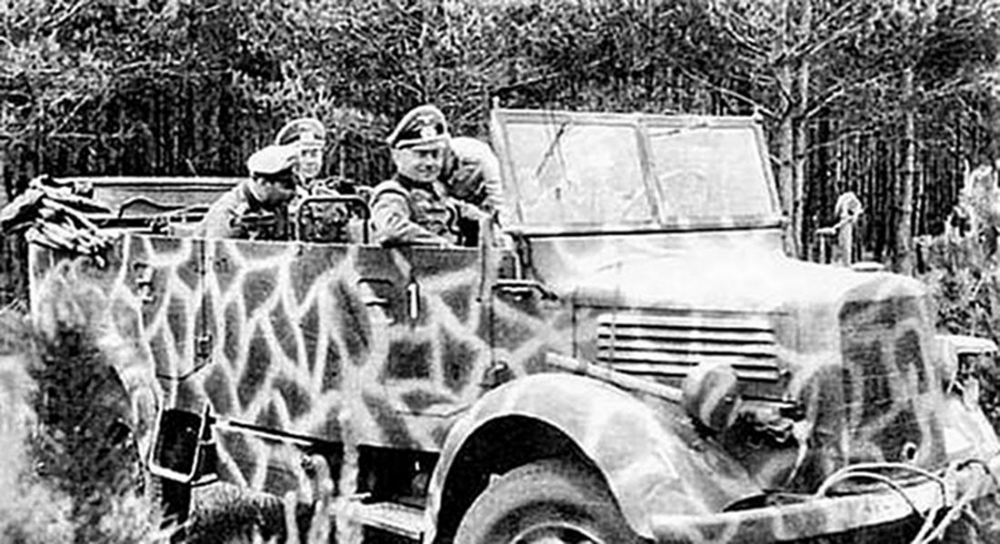 1943年6月,东线苏联战场,在哈尔科夫地区附近的德军「大德意志」装甲师师长赫尔曼•巴尔克将军与他的座驾奔驰L1500A型指挥车。
