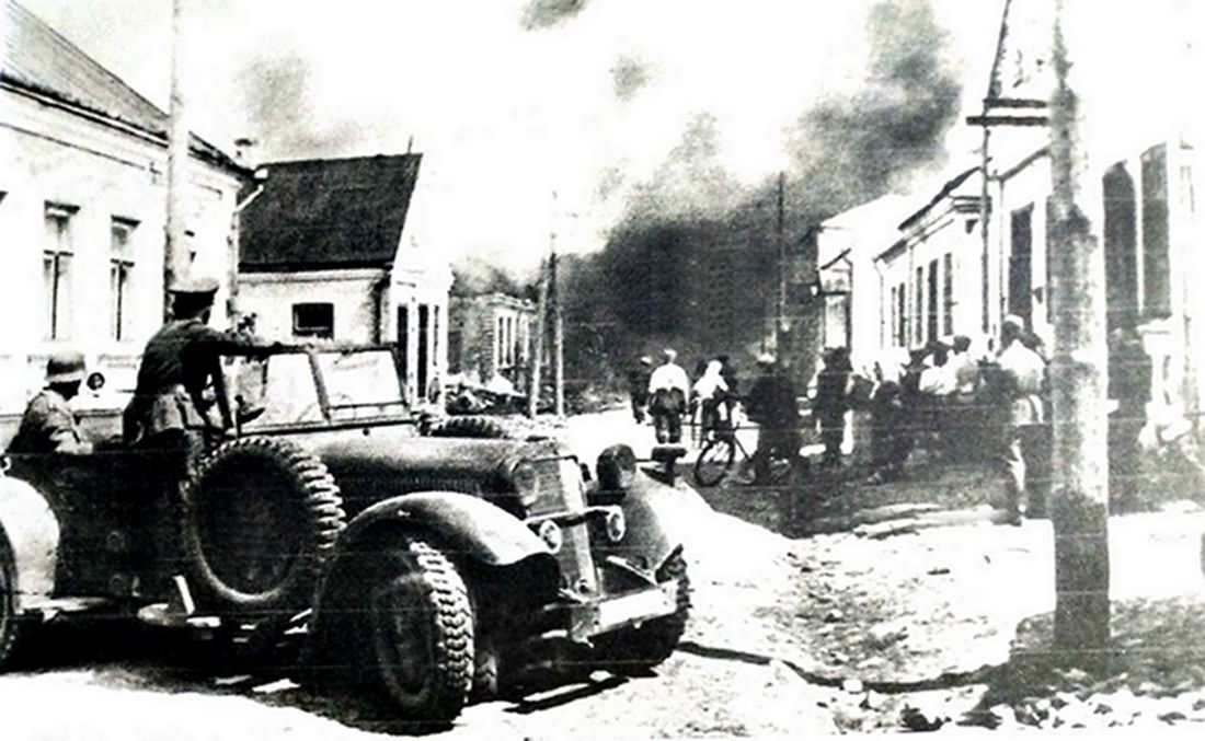 1941年夏天,东线苏联战场,隶属德国武装党卫军第2「帝国」装甲师的一辆奔驰320型军用小车停在战场附近,车上的德军军官下车认真注视着战况发展。