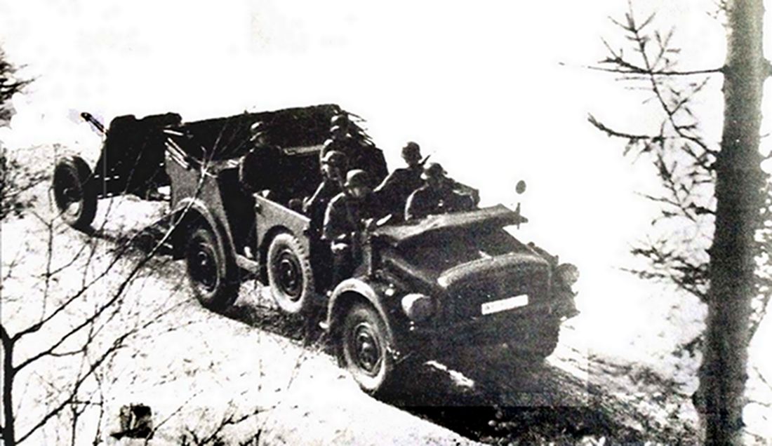 这是向前线开进的德军一辆霍希 typ 1a Kfz.69中型越野吉普车,车后牵引着一门37毫米火炮。