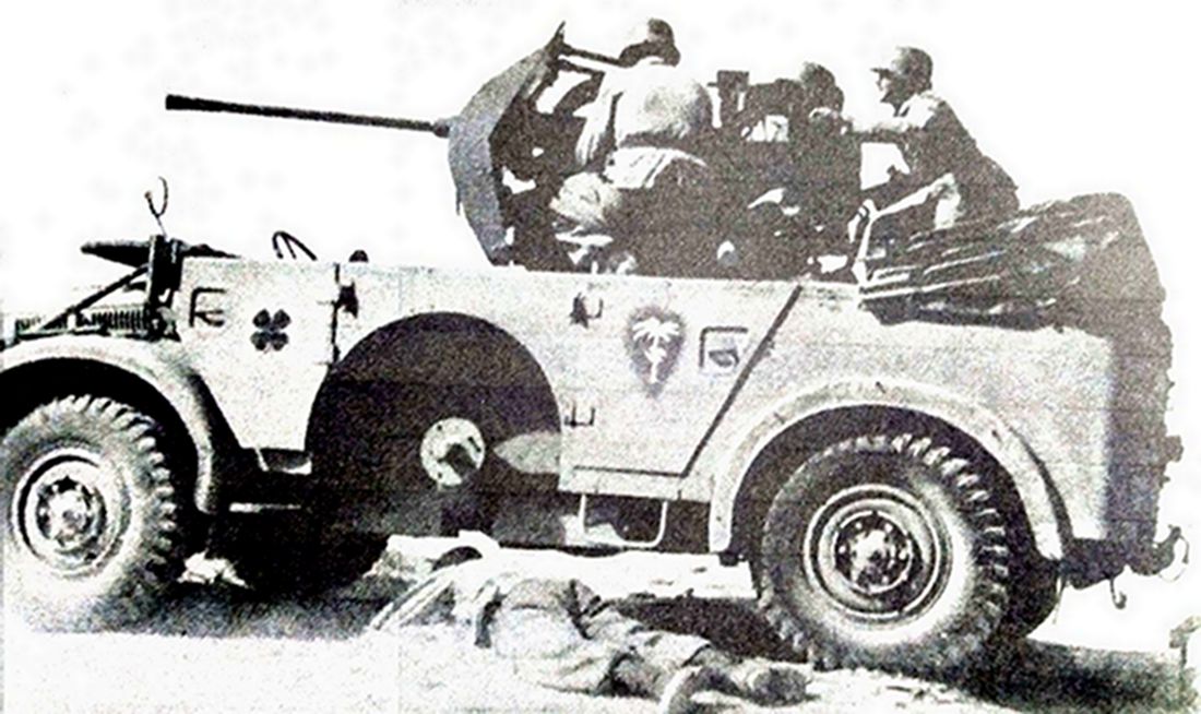 1942年,北非战场,德军605高射炮部队在一辆霍希 typ 1a Kfz.69中型越野车上装上一门38型高射炮作防空兼火力支援用。