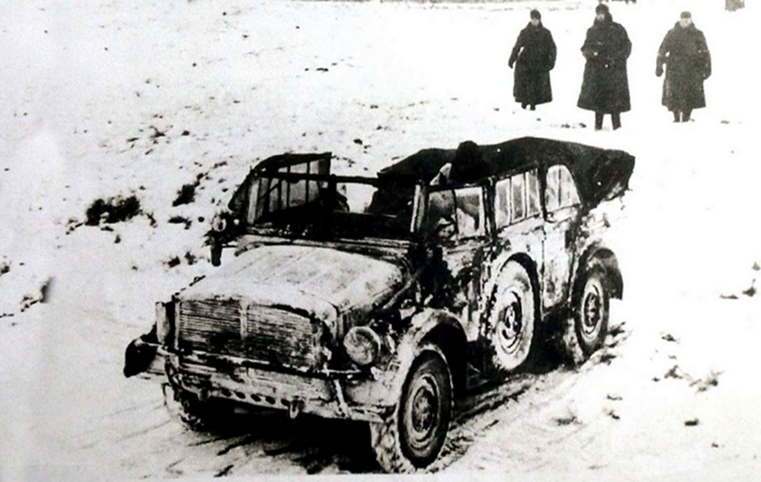 1942年-1943年冬季,东线苏联战场,德军一辆不明单位的霍希 typ 40 Kfz.21中型越野车在雪地中抛锚。