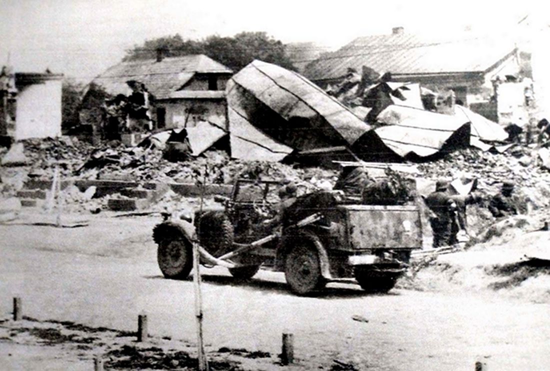 1941年夏天，东线苏联战场，正在公路上急速行驶执行任务的一辆德军通信小车（Kfz.2）。
