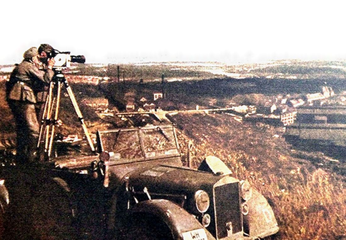 1941年夏天，东线苏联战场，一位德军随军摄影师站在一辆中型吉普车（Kfz.15）上拍摄电影。