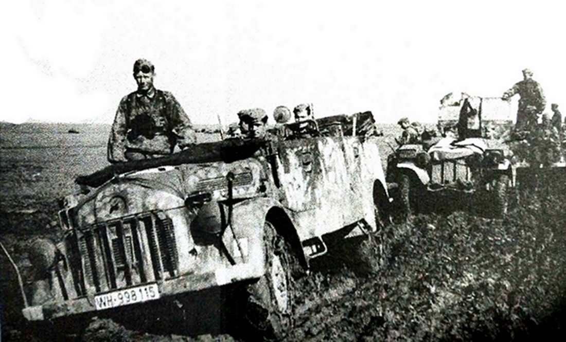1942年,东线苏联战场,德军第22高炮营车队在南部地区的泥泞路上行进,前面一辆是斯太尔1500A军用指挥车,后面跟着的是一辆牵引着20毫米火炮的1吨轻型半履带运输车。