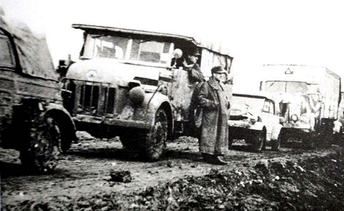 1944年春天,从东线苏联战场后撤的一支德军医疗车队,车队中有斯太尔1500A军用小车,以及大众和布辛4.5吨卡车。