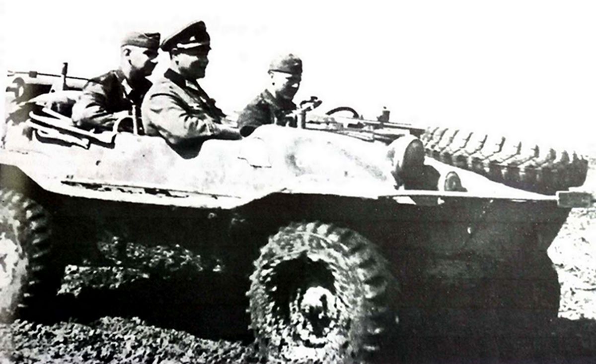 1944年,一辆在陆地行驶的大众VW166 Kfz.2/1型两栖军用越野车,车上坐着德军「大德意志」机械化步兵团一名上校军官(前)和「大德意志」装甲营一名少校军官(后)。
