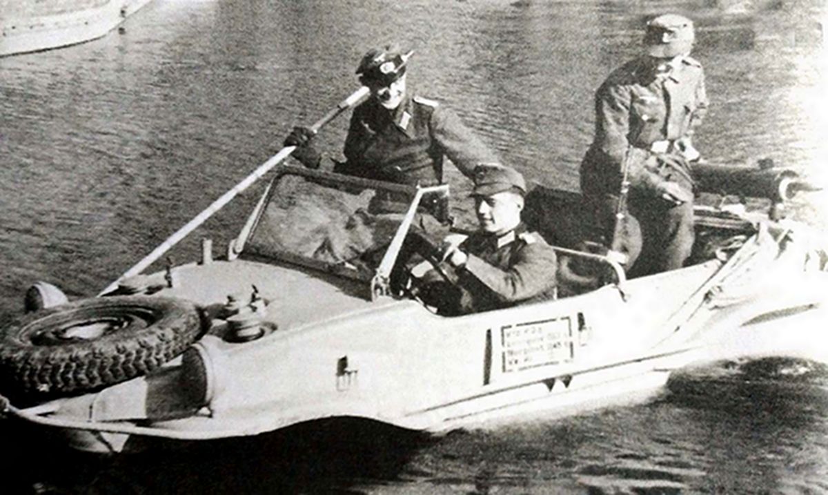 一辆在水中行驶的大众VW166 Kfz.2型两栖军用越野车,注意车辆侧面的印刷框中有该型车的技术数据。