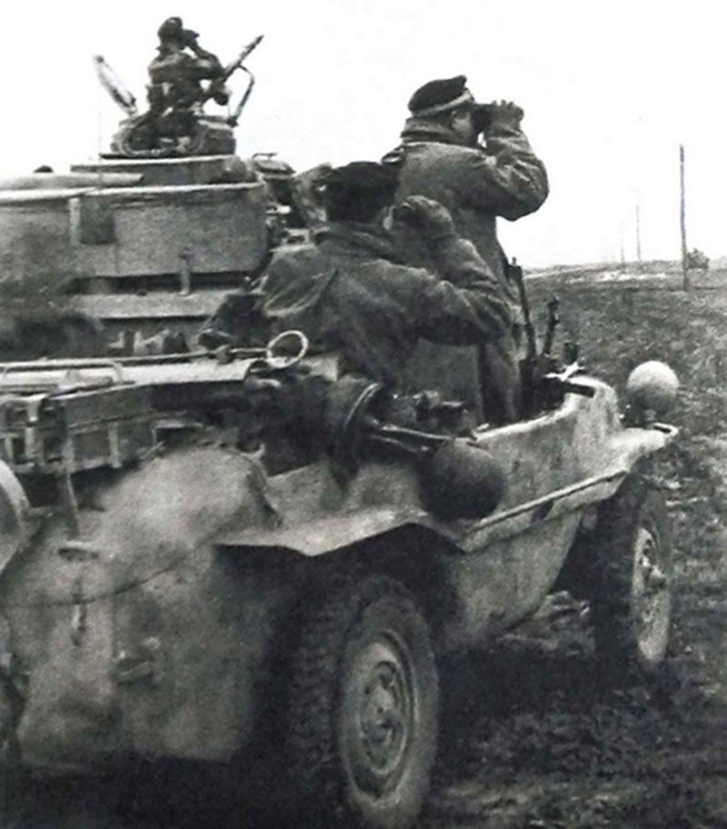 1944年东线战场,在一辆在前线的德军大众VW166 Kfz.2型两栖军用越野车,车上的军官正在观察前方状况。