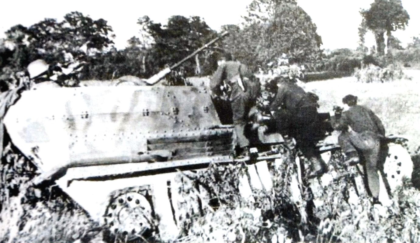 1944年6月，西线战场法国诺曼底地区，一辆38（t）自行高射炮车的车组成员正在快速登车准备作战，该车隶属德国武装党卫军第12「希特勒青年团」装甲师党卫军的高射炮营。