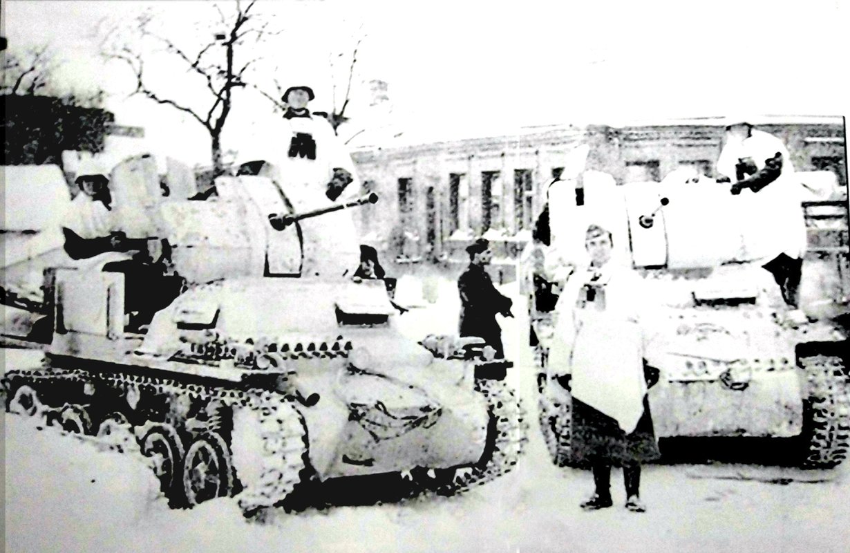 1942年，东线苏联战场，德军614防空营的2辆Ⅰ号自行高射炮车，后面一辆已涂上全白的伪装色。该炮车成员由于未配发冬季伪装服，只能用白色被单罩在军服外作替代。