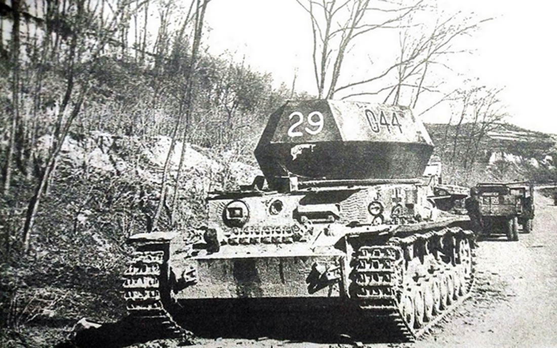 1945年3月,匈牙利地区,被德国武装党卫军第501重装甲营遗弃的一辆编号为044的「东风」自行高射炮车。