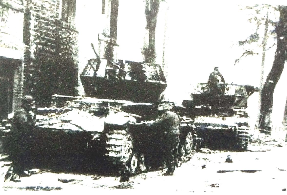 1945年1月，法国东北部阿尔萨斯地区，被德军遗弃的「旋风」自行高射炮车。
