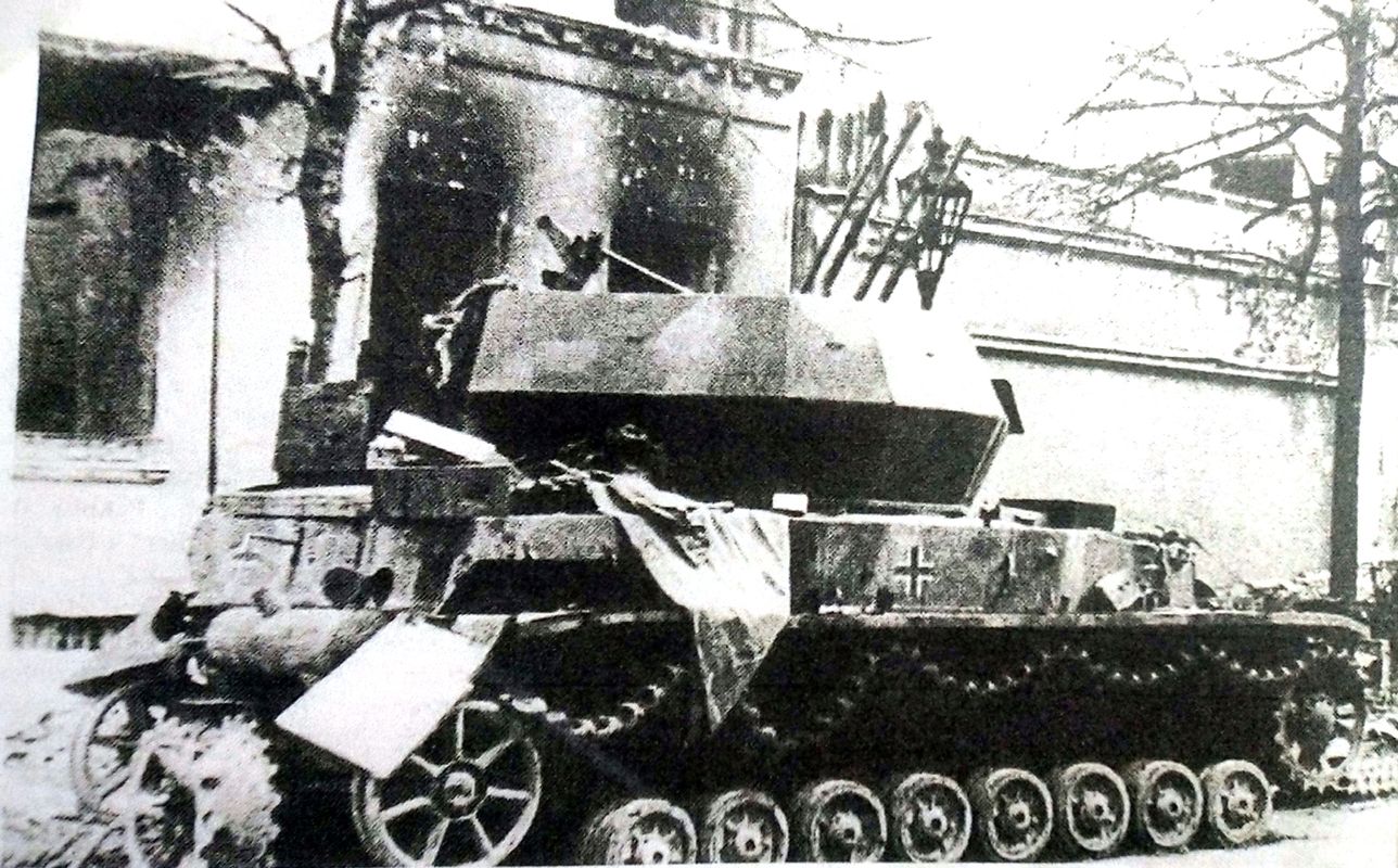 1945年5月，一辆在柏林被摧毁的不明单位Ⅳ式「旋风」自行高射炮车。