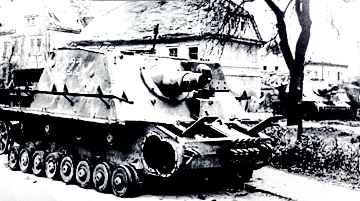 1945年3月，二辆被德军遗弃的「灰熊」自行突击炮车（后期型），炮车一些零件已不见，估计是遗弃前被德军拆走了。
