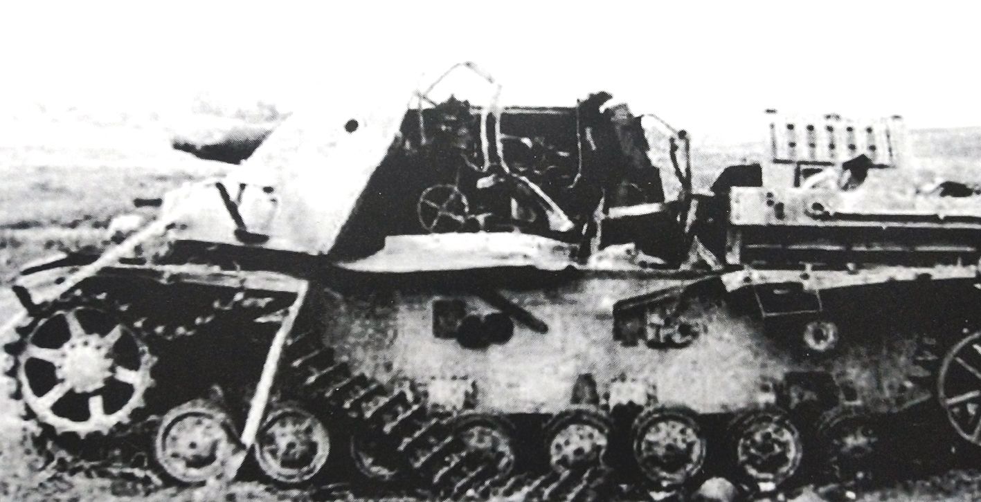 1943年东线苏联战场，在库尔斯克战役中被飞机火箭弹击中而被摧毁的一辆德军「灰熊」自行突击炮车。