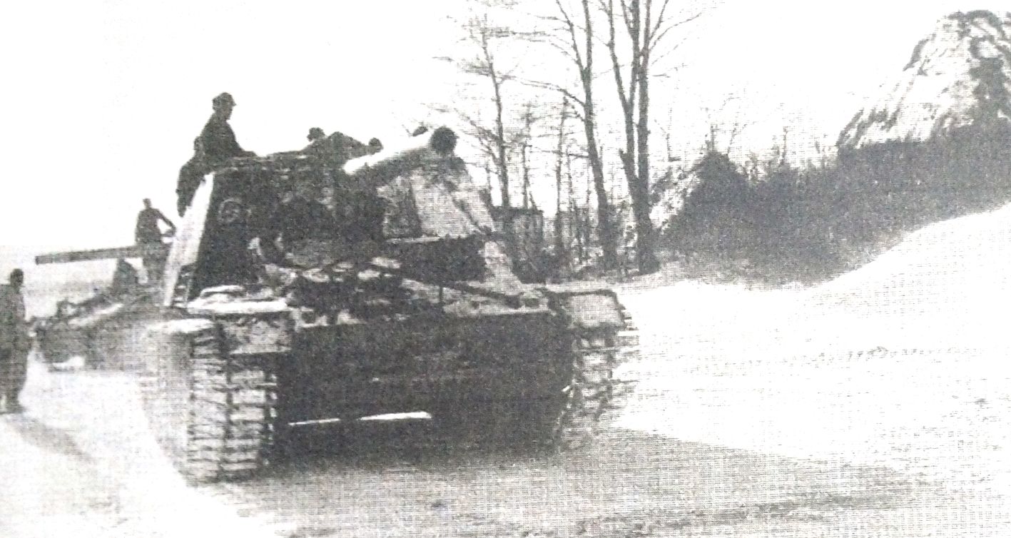 1944年冬天,疾驰在东线战场上的一辆德军不明单位的「野蜂」自行榴弹炮车。