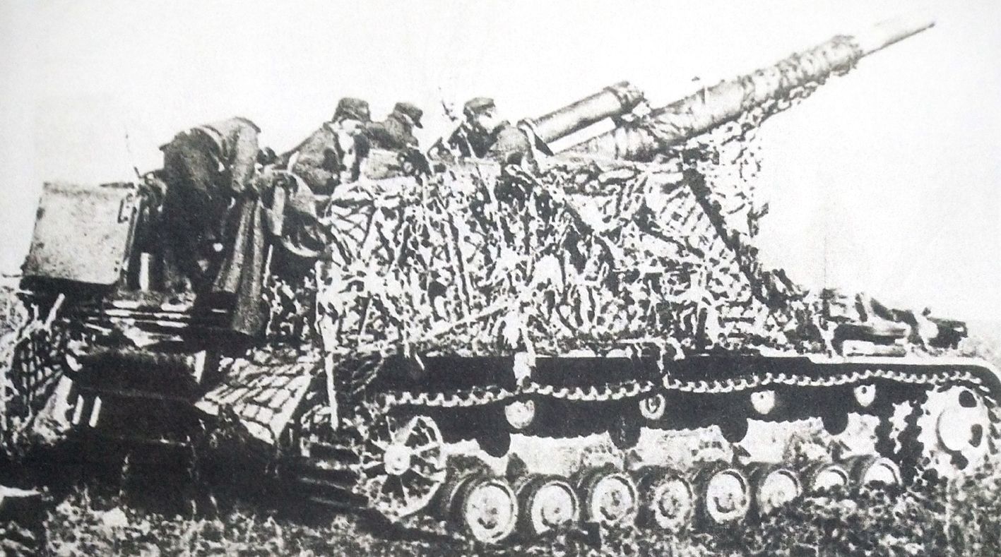 1944年冬天,东线战场上一辆德军不明单位的「野蜂」自行榴弹炮车。该炮车车身上已披上伪装网,可知炮车已处于作战前线。