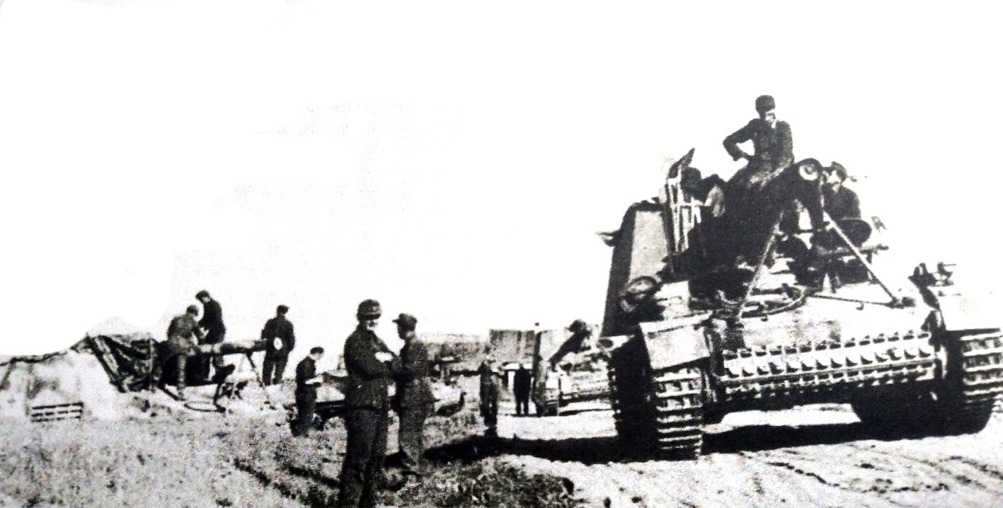 1943年夏天,东线战场上正在休息的一支装备了150毫米sFH 18/1 Fgst火炮的Geschw.Ⅲ/Ⅳ Sd.Kfz.165「野蜂」炮兵连。