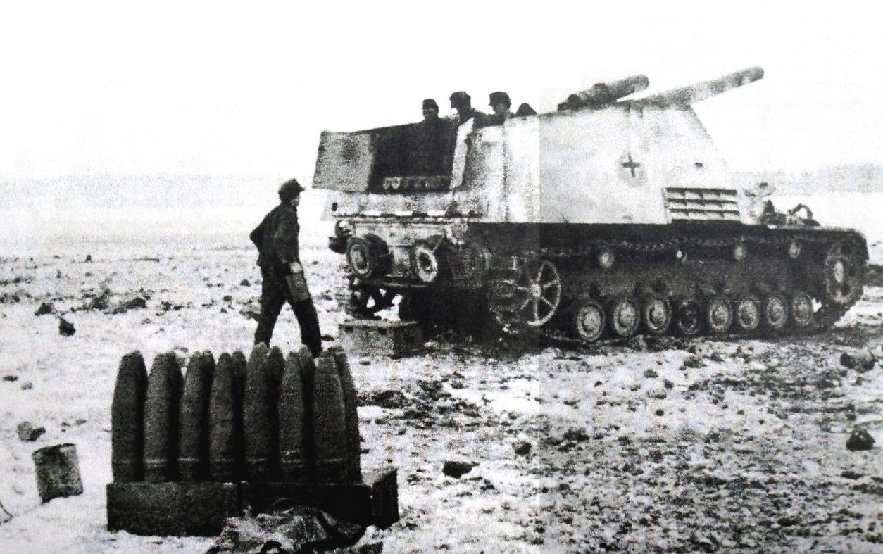 1943年~1944年间,在东线苏联战场,正在作战的一辆德军不明单位的「野蜂」自行榴弹炮车;炮车后的地面上还放置有14发炮弹,这是由于该型炮车载弹量很少,所以必须要有后备弹药补充。