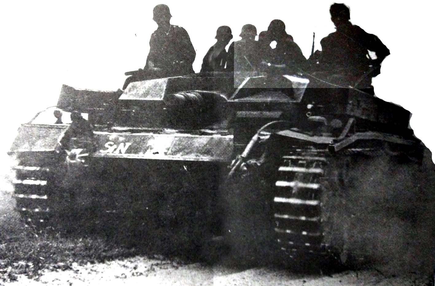 1941年秋,在德军入侵苏联的「巴巴罗萨」行动中,一辆德军Ⅲ号B型自行突击炮车正行驶在苏联大地上。此时德军正迅速向苏联深纵迫进,Ⅲ号自行突击炮车起了很大作用。