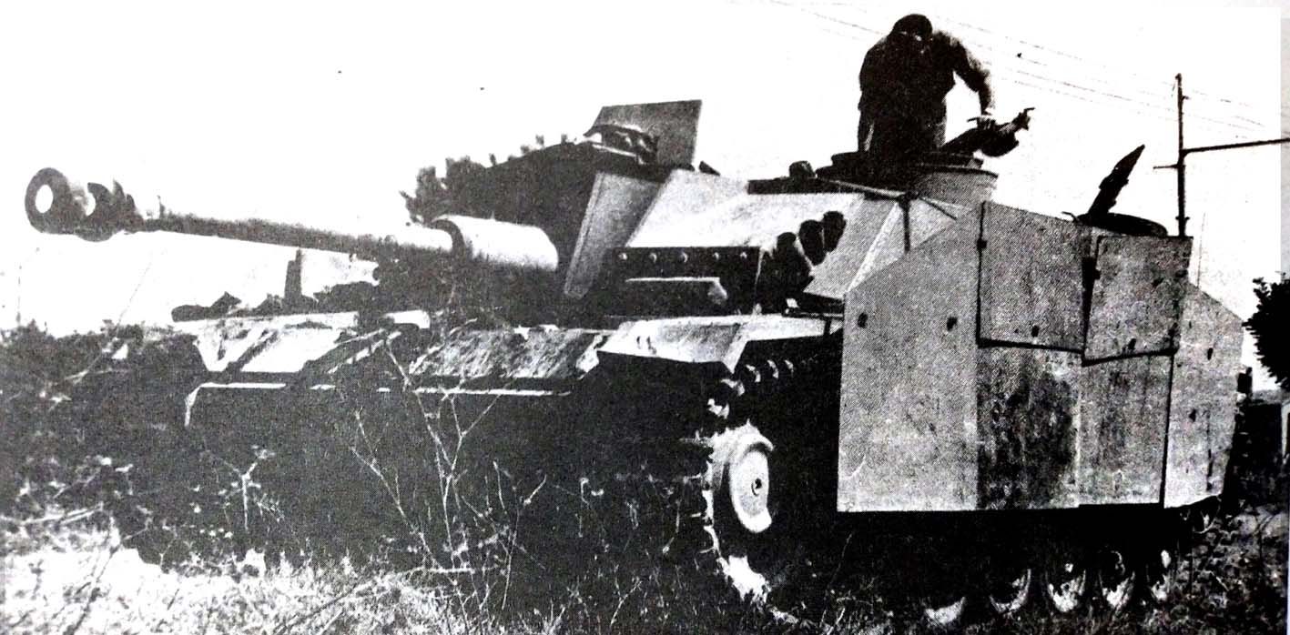1943年秋,东线苏联战场,在库尔斯克北部地区作战的一辆德军Ⅲ号G型自行突击炮车(前期型)。从该车两侧临时加装附加装甲的凌乱可知当时战斗的激烈。