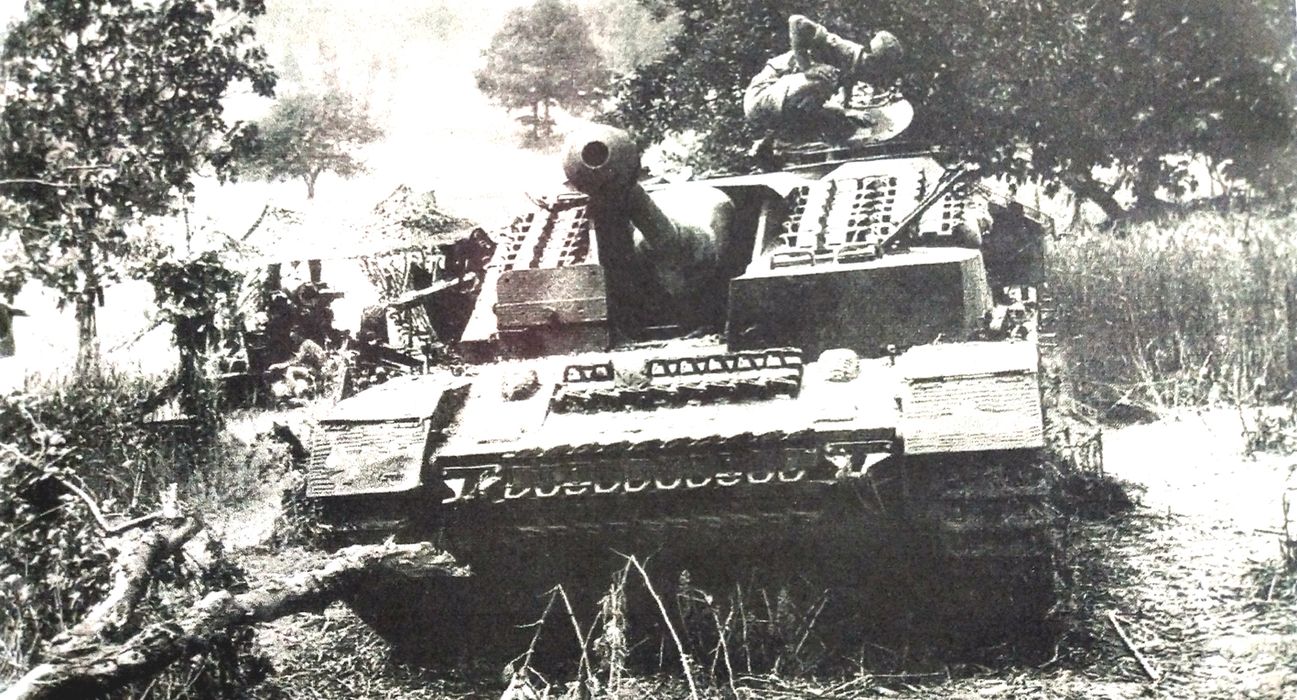 1944年5月,意大利,一辆停靠在树林中隶属德军914突击旅的Ⅳ号自行突击炮车。