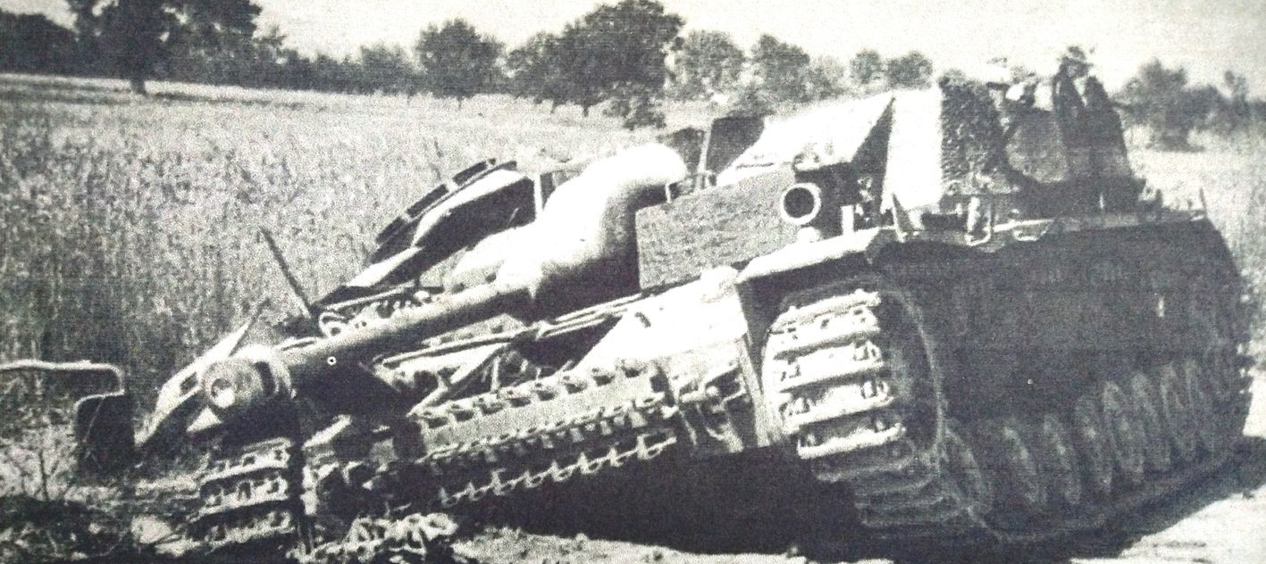 1944年5月,意大利战场,被盟军击毁的隶属德军第90装甲掷弹兵师第190装甲营的一辆Ⅳ号自行突击炮车(此图另有资料说该炮车是在1944年8月在法国战场被击毁的)。