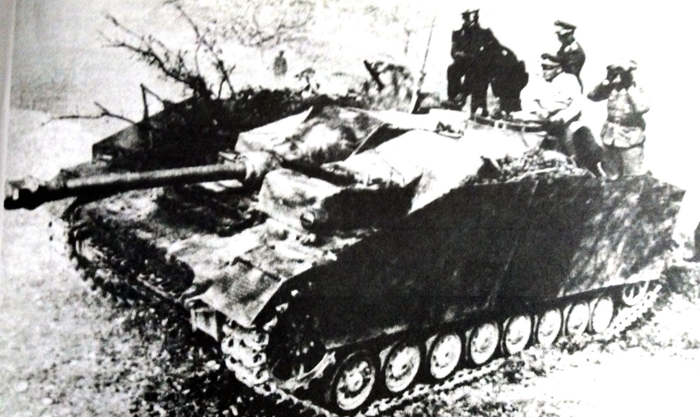 1944年,一辆德军StuG Ⅳ(安装StuK 40 L/48火炮)的Sd.Kfz.167突击炮。注意其驾驶员位置前方加装的一块混凝土附加装甲。
